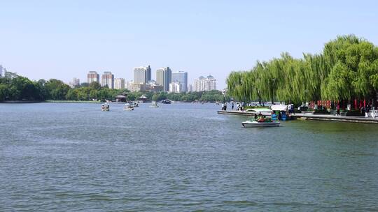 山东济南大明湖公园景区湖面景色与游船游客