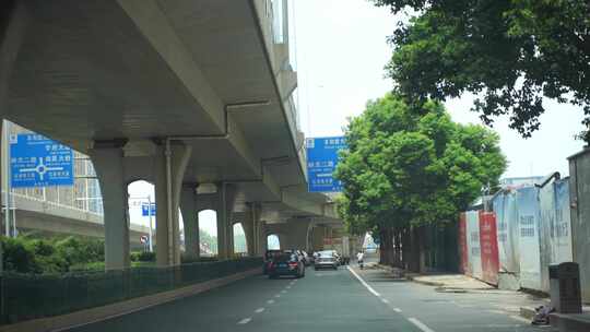 汽车行驶在城市道路车流交通车辆车窗外风景