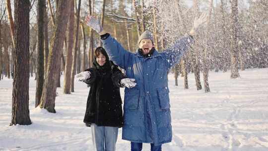 女人，男人，雪，树