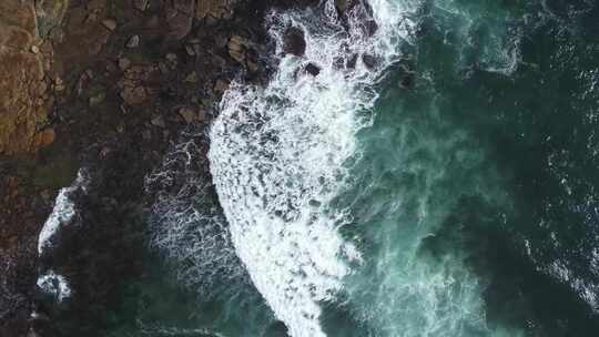 航拍海浪海岸海浪拍打礁石涨潮