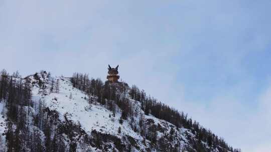 冬季喀纳斯河流晨雾雪山森林冰河观鱼台雪景