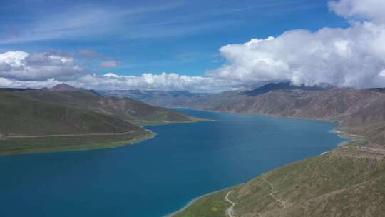 航拍西藏羊湖美景大山河蓝色的河水羊卓雍措