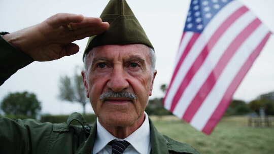 退伍军人在阵亡将士纪念日向美国国旗致敬