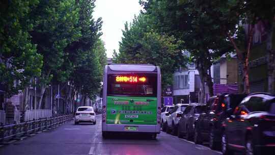 城市道路车窗外风景汽车城市道路公交车行驶视频素材模板下载