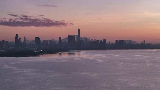 水域边城市天际线的黄昏景象