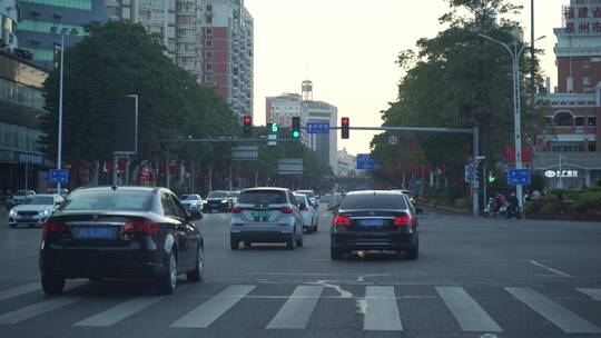 城市道路开车汽车行驶行车记录仪驾驶视角