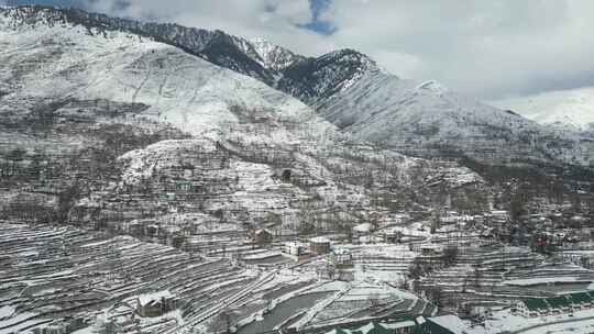 雪山景观中的梯田村庄