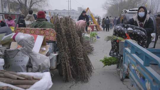 4k北方春节集市赶集购商品热闹场景实拍