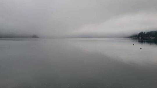 浓雾笼罩着湖面和湖岸视频素材模板下载