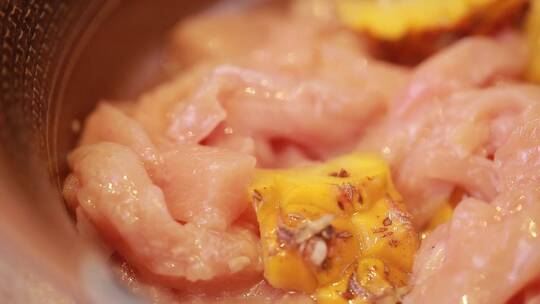 菠萝腌制鸡肉 (8)视频素材模板下载