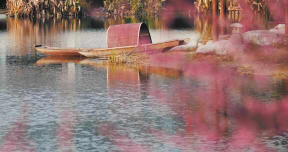湖边的木船