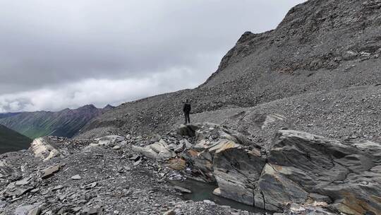 航拍攀登川西贡嘎山卫峰乌库楚雪山的登山者