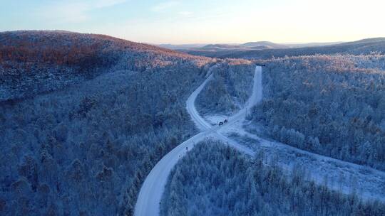 航拍穿越大兴安岭冬季雪林的山路