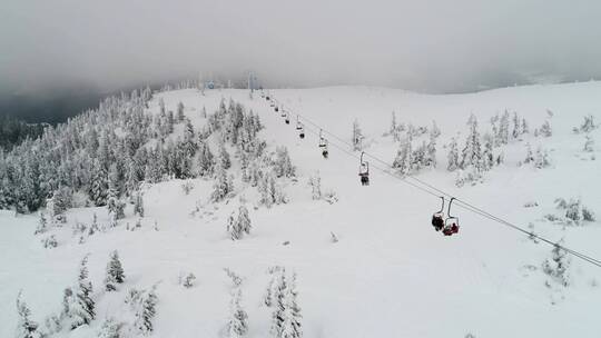 前往山上滑雪场的滑雪者