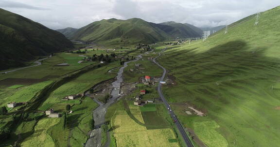 四川甘孜盆地村落农田公路大远景