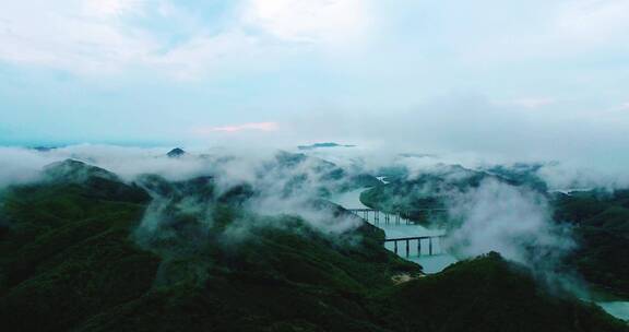 雨后江面雾海