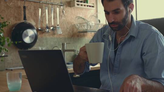 商人在工作时喝咖啡视频素材模板下载