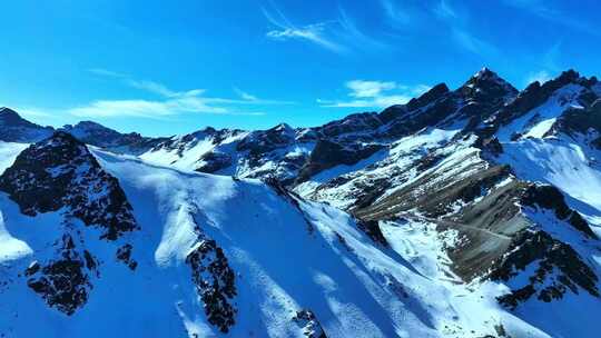 航拍壮观的雪山景色