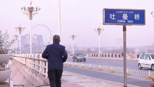喀什吐曼桥上路人跑步镜头，腿部特写视频素材模板下载