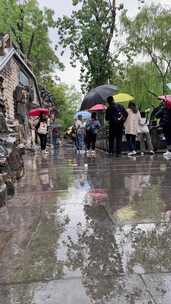 雨中济南护城河，天下第一泉黑虎泉白石桥