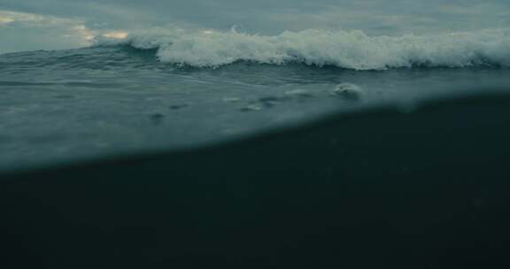 白天晚些时候，海浪在水下撞击大海