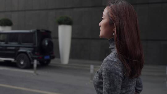 自信美女职业女性走在城市街头视频素材模板下载