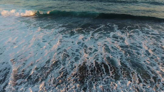 波涛汹涌巨浪海浪浪花航拍