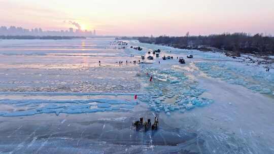 中国黑龙江哈尔滨冰雪大世界采冰航拍