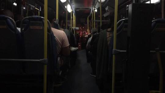 夜晚公共汽车的内部景象