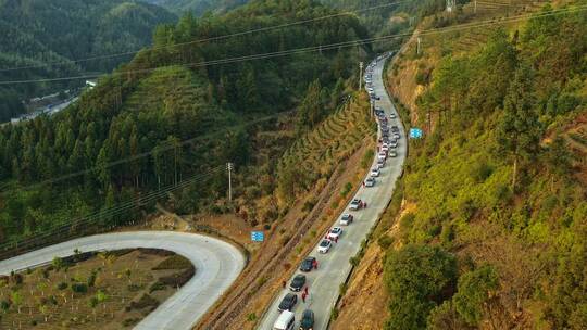 新乡村大山的道路上排对的车辆