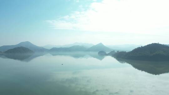薄雾下的江南山水湖面