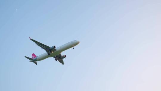 飞机从天空飞过-飞机降落机场视频素材模板下载