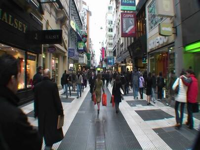 购物者走在拥挤繁忙的街道上视频素材模板下载