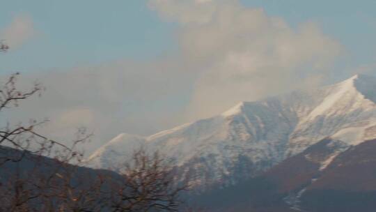 白雪覆盖的山顶
