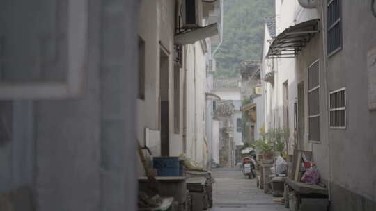 徽派建筑马头墙乡村温馨和谐留守老人景象