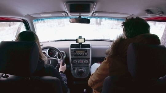 夫妇在冬季驾驶汽车旅行