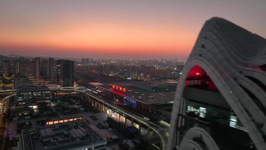 航拍落日晚霞下的南京南站