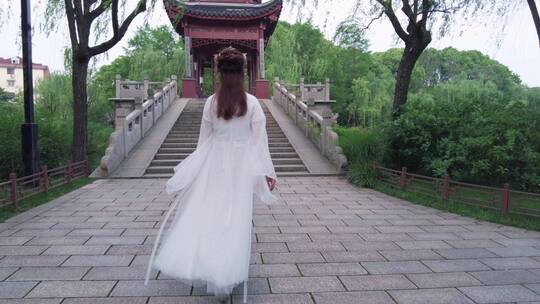 古代女子走路背影4K意境实拍