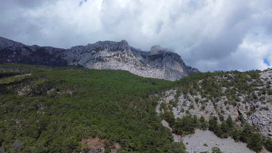 高山上方移动云层的空中延时镜头