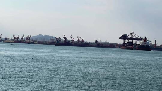 海洋海景和港口码头塔吊