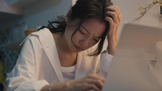 深夜加班的女人疲惫