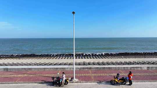 航拍广东汕头东海岸的摩旅骑行者