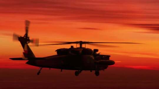 夕阳背景下的军事直升机