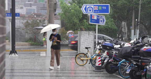 雨天上海街景行人