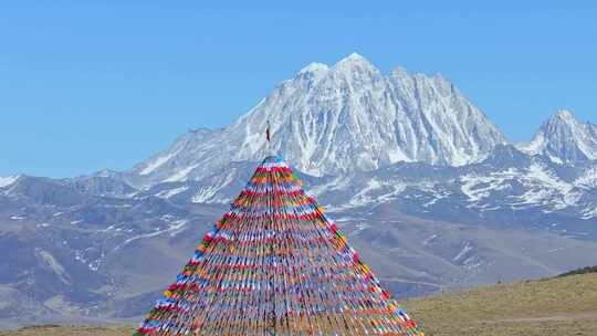 经幡和雅拉雪山