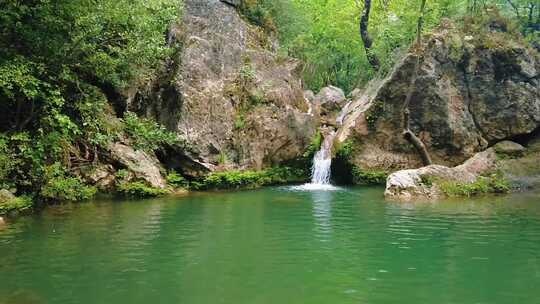 丛林岩石高山瀑布小溪流水