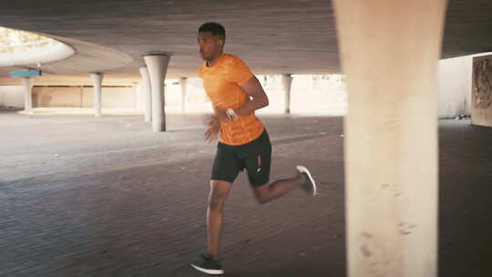 黑人，白天在城市健身跑步，锻炼或户外有氧