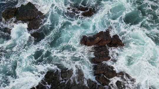 海浪拍打礁石、海边、海滩