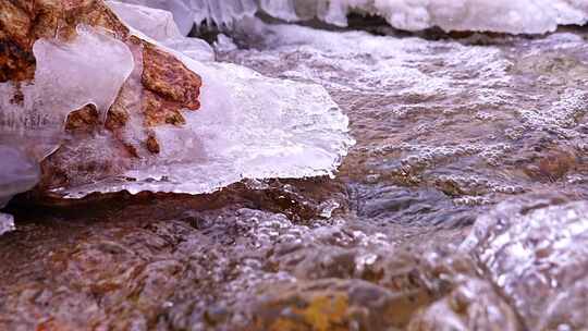 初春 冰雪融化 解冻 冰层 流水 融冰 河流