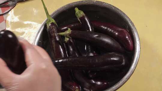 水盆清洗长茄子紫茄子洗茄子